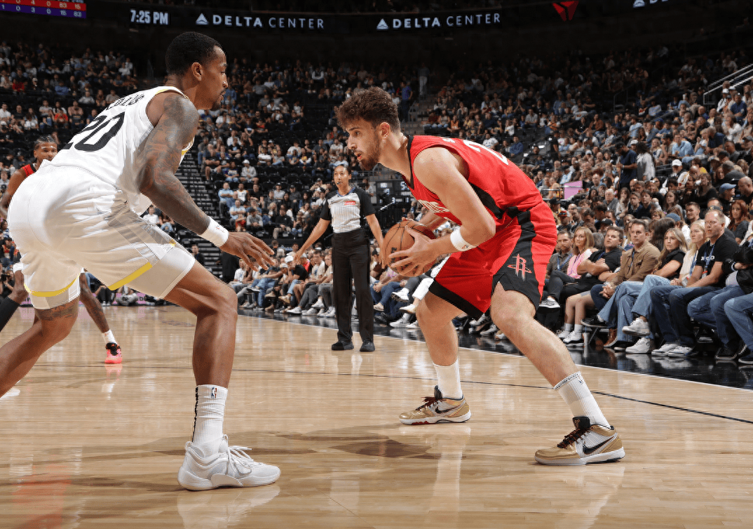 赛前巴黎圣日耳曼备战NBA季后赛；防线松动细节曝光；底气十足；身体对抗强度拉满的简单介绍